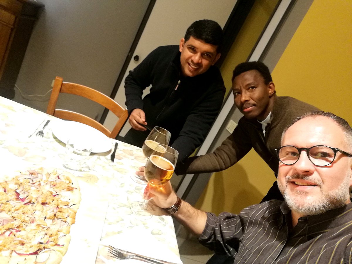 PRESBITERMAX's tweet photo. Serata #pinsa col #presbiterio di @sangiulianoroma. https://t.co/pzl3hUosXc
