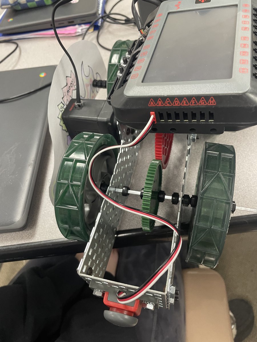 MoersfelderMrs's tweet photo. 8th Grade drag car engineering at its best.  #Marlowe158 https://t.co/kedUQIiJI5
