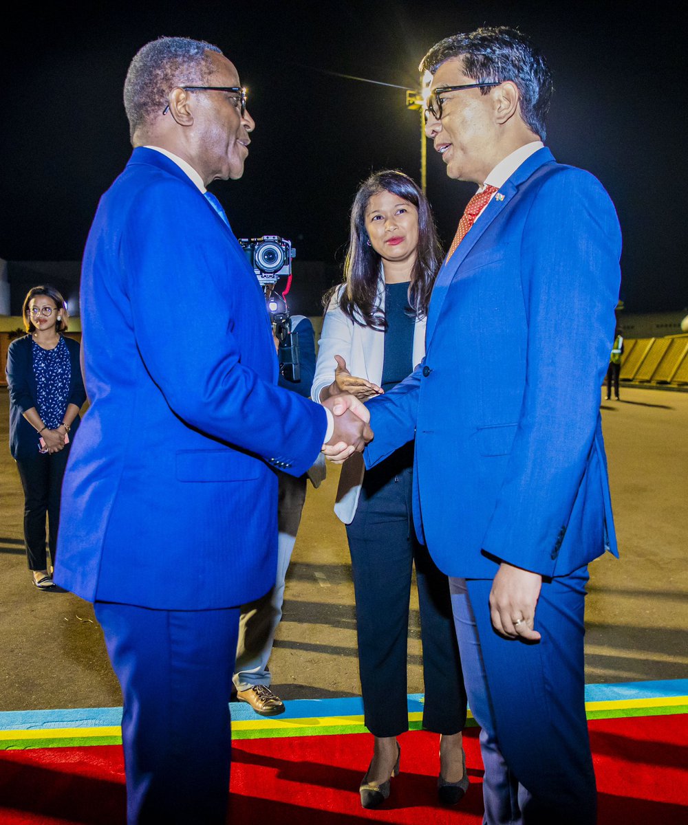 JUST IN: President Andry @SE_Rajoelina and First Lady @MialyRajoelina of Madagascar are greeted with warmth by @RwandaMFA Min @Vbiruta upon their arrival in Rwanda for #Kwibuka30. #PowerFmUpdates