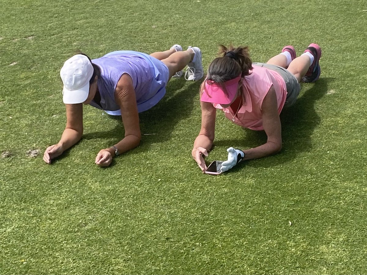 when play is slow it’s time to plank on the corse. 30 seconds every hole. #Abworkout #GolfPlanking #golfiling