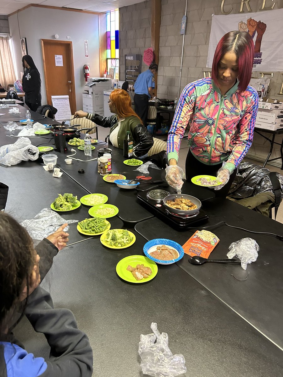 Our Women’s Center participants recently had an amazing cooking class with Chef Bell! During this session, they learned how to prepare healthy meals in just 15-20 minutes. Together, let's fight for a safer future through education and access to healthy food.