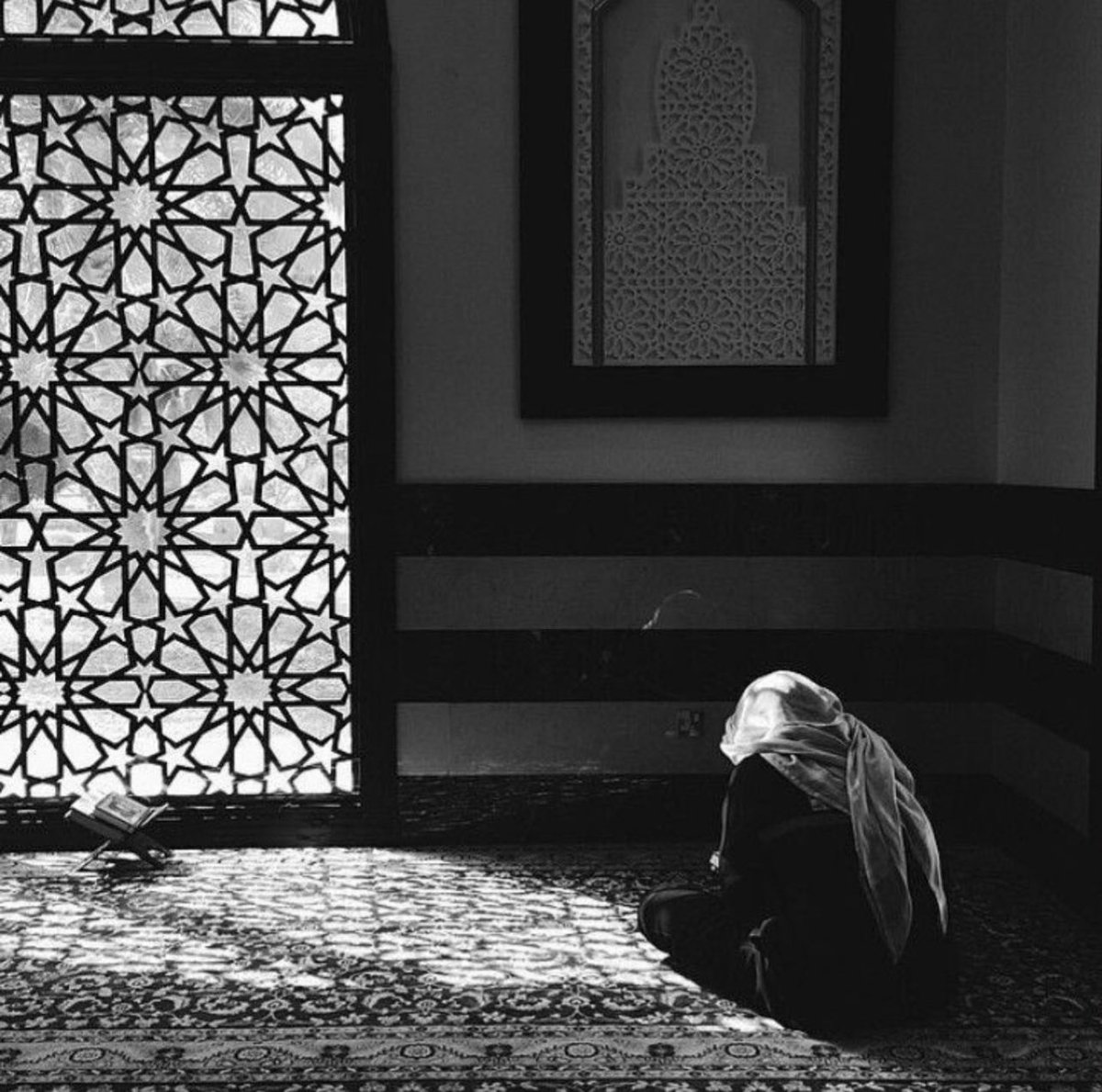 يا رب إن عظُمت ذنوبي كثرةً
فلقد علمتُ بأنَّ عفوك أعظمُ
إن كان لا يرجُوك إلا محسنٌ
فمن الذي يدعو ويرجو المجرمُ
أدعوك ربِّ كما أمرت تضرُّعاً
فإذا رددَّت يدي فمن ذا يرحمُ
مالي إليك وسيلةٌ إلا الرَّجاء
وجميلُ عفوك ثم إنِّي مسلمُ ..