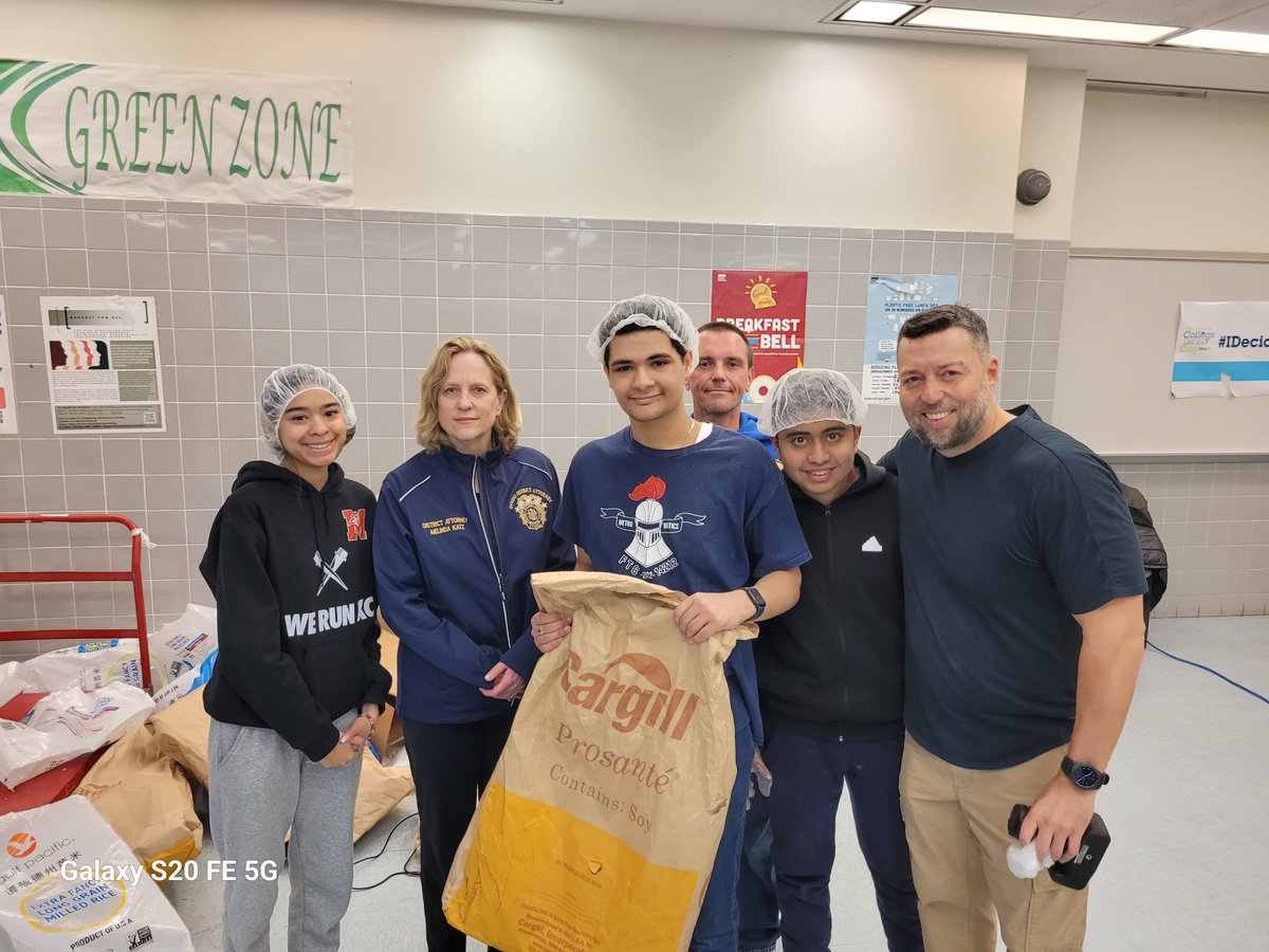 .@QMHSKnights recently teamed up with #RiseAgainstHunger to package nearly 15,000 meals for medical clinics, vocational training programs, elder care facilities and schools. It was a pleasure to meet the students & speak about the impact of their public service on the community.