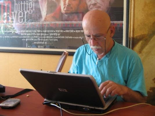 "Bir bölük kartal iken, 
Bir avuç mahsur kaldık
Dil attılar, kül attılar, gül attılar
İmam ve cemaat akçe molasında kazık,
Mezarımız üzerinde tüfek çattılar!
Can kumarda; gün dolar, kin dolar, bin dolar
Sattılar bizi ağam, sattılar, sattılar..."

—Ömer Lütfi METE