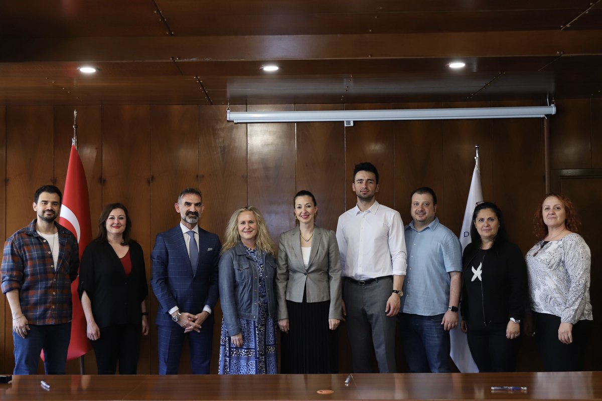 Dijitalleşen dünyada insan kaynağının öneminin farkındayız ve “Dijital Dünyada İK Zirvede” başlığı ile <a href="/universitemdeu/">Dokuz Eylül Üniversitesi</a> <a href="/deu_kariyer/">DEÜ Kariyer Planlama ve Mezunlarla İlişkiler</a> ortaklığı ve <a href="/peryonege/">PERYÖNEGE</a> işbirliğinde düzenlediğimiz zirve için hazırlıklarımız protokol imzası ile devam ediyor.