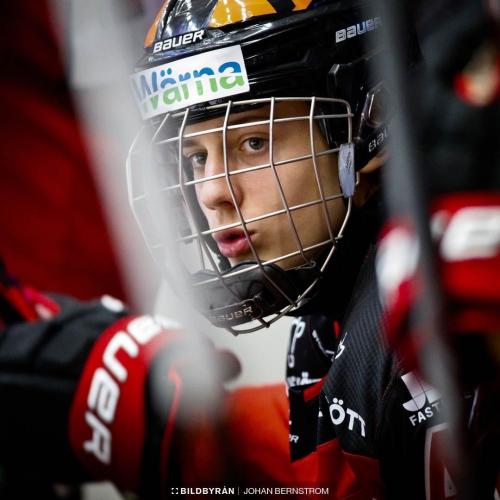 ⬆️ Luka Radivojevič v drese Örebro (11. po základnej časti) postúpil do finále 🇸🇪 juniorky po  vyradení Brynäs (7.), Luleå (2.) a Djurgården (1.).

Pred rokom získal Luka titul v dorasteneckej kategórii. V budúcej sezóne by mal nastupovať v A-tíme. #HockeySlovakia #2025NHLDraft