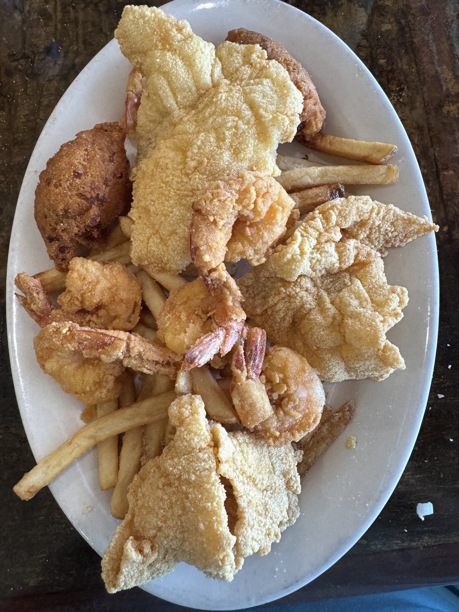 Lunch at Middendorf’s at Manchac . Shrimp and thin fried catfish 💥