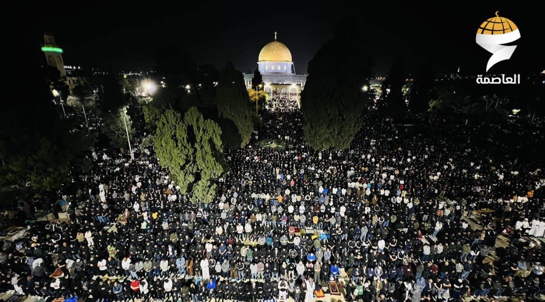 200,000 palestinians perform isha & taraweeh prayers in al aqsa mosque.