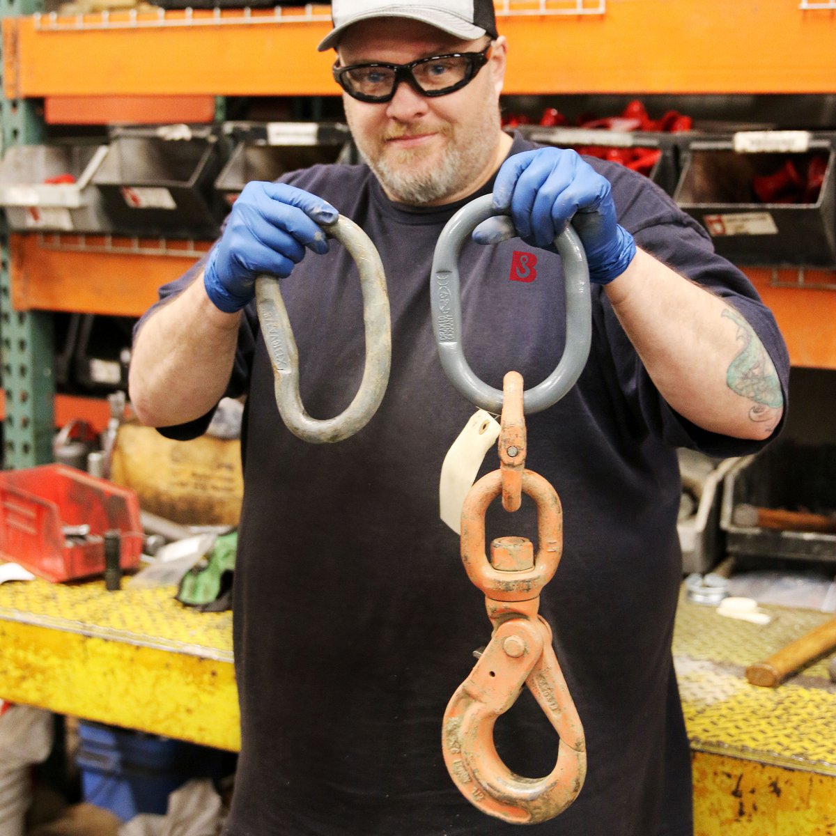 awrf's tweet photo. This is a friendly reminder to double-check all of your rigging equipment! This master link assembly has definitely seen better days, and if left unattended, it could cause a catastrophic accident.
📷 Bishop Lifting
#RiggingEquipment #MasterLink #WireRope #SlingShop https://t.co/f51cdjNi5x