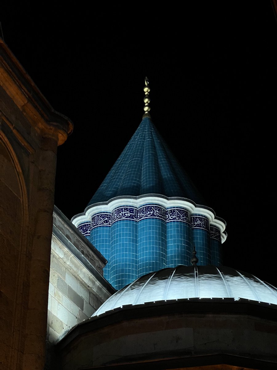 miskiamber's tweet photo. Hz. Âişe (ra) Validemiz sual ettiler: “Ey Allah’ın Resulü! Kadir Gecesi’nin hangi gece olduğunu bilecek olursam nasıl dua edeyim?”

Habîb-i Kibriyâ (sav), “Allahümme inneke afüvvün tuhibbü’l-afve fa’fü annî.” (Allah’ım; sen çok affedicisin, affı seversin; beni affet.”) de, buyurdular.

🌸

“Yâ âlimen bi hâlî, aleyke ittikâlî.” (“Ey benim halime vâkıf olan; sadece sana güvenir, sana dayanırım.”) Hz. Mevlânâ Dergâhı Semâhânesi’nin kubbesinin kalem işi bezemelerinin beyaz istifinden.

🌻

“Ey kardeşim bir gececik de uyumasan ne olur?
Mum gibi uyanık olsan, kıvılcım gibi diri olsan ne olur?
Gök kapıları geceleyin açılır, bahtlar gece uyanır.
Sen de ay gibi uyuma da talih yıldızın parlasın, güzelleşsin.
Sen göklere mensup bir kişi isen elbette o âleme özlemin vardır.
Bu kirli dünyada gökyüzünden uzak kalamazsın, yücelerden başka bir yerde yatıp uyuyamazsın ki!
Geceleyin yürü ki yollar geceleyin alınır, menzillere geceleyin varılır.
Eğer sen O eşsiz padişahı istiyorsan, O’nun yoluna koyulmak için sefere çıkmışsan bu sefer de uyuma.
İyi insanlar, Allah’ın merhametinin ve sevgisinin gölgesinde uyurlar.
Ey kardeş, bunu anla da sakın başka yerde uyuma.
⚜️
Canın için bir gececik olsun iş arasında uyuma.
Ömürden bir geceyi eksik say da diri ol, uyuma.
Kendi hevesin için binlerce gece uyudun, ne olur bir gece de Allah için uyuma.
Geceleri uyumaktan da münezzeh olan o Sevgili için uyuma, uyuma da gönlünü ona teslim et.
Yüce Allah’ın ‘Dostlar gece uyumazlar.’ sözünden utan da bir gececik uyuma.”

İnayet, şefaat, himmet. Kadir Gecesi de kandili de bildirilenlerden olalım.

26-27 Ramazan 1445 / 5 Nisan 2024.
#kadirgecesi