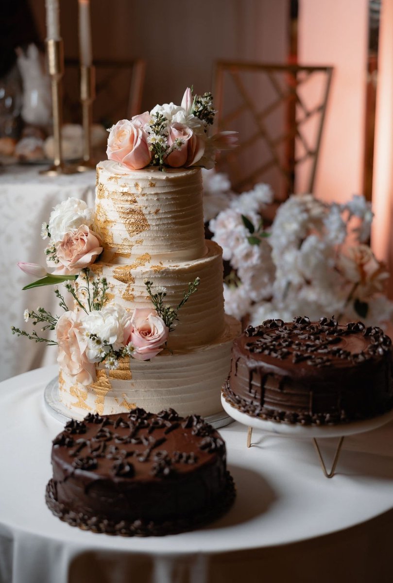 shaindylear's tweet photo. Wedding cake with #gold #leaf https://t.co/S74F8v42zo