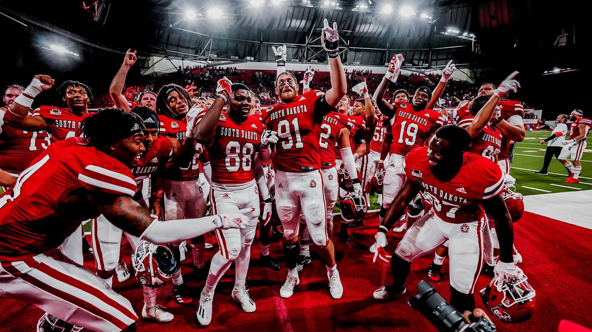 After a great conversation with @CoachTaylorDB I am blessed and honored to have received my 2nd D1 offer from the University of South Dakota!!🔴⚪️ @mrversatile6 @PCPiratesFB @SDCoyotesFB