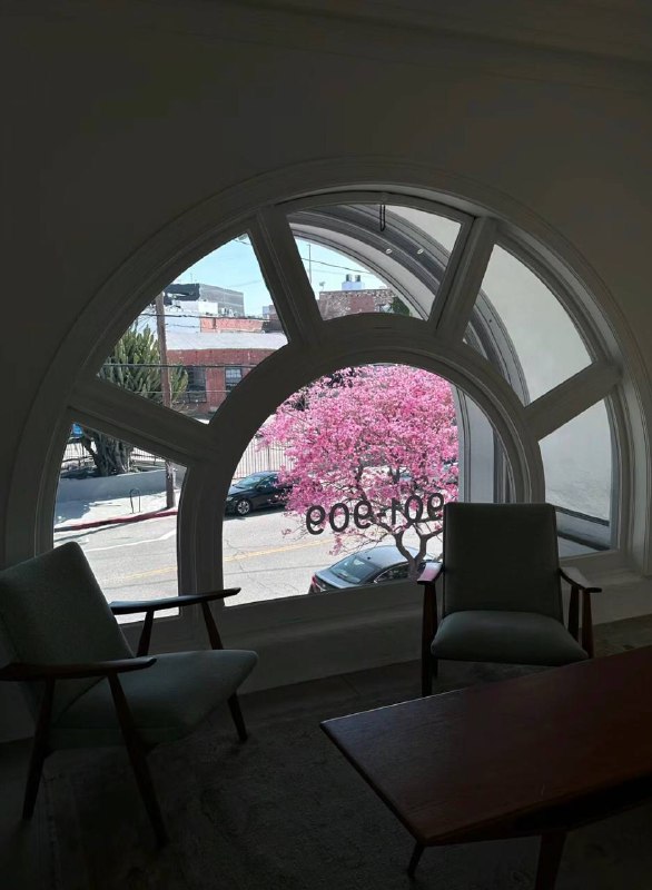 Waiting quietly and admiring the scenery outside the window is as effective as meditation and can relax the brain