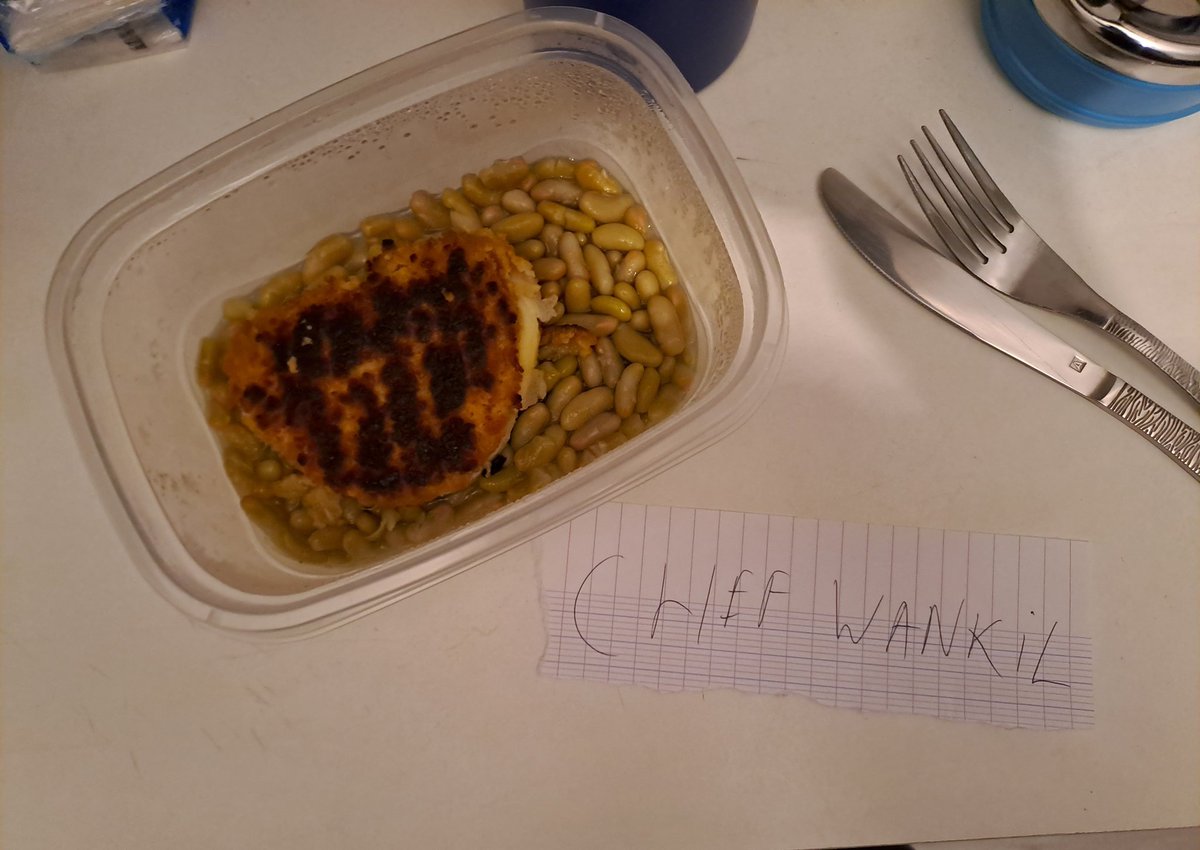 Matteub_5's tweet photo. @terracid Bon bah je vais graille mes restes de hier soir, cordon bleue flageolets en tuperware (jsuis étudiant pitié aidez moi c'est la galère) https://t.co/rKnIGRim9r