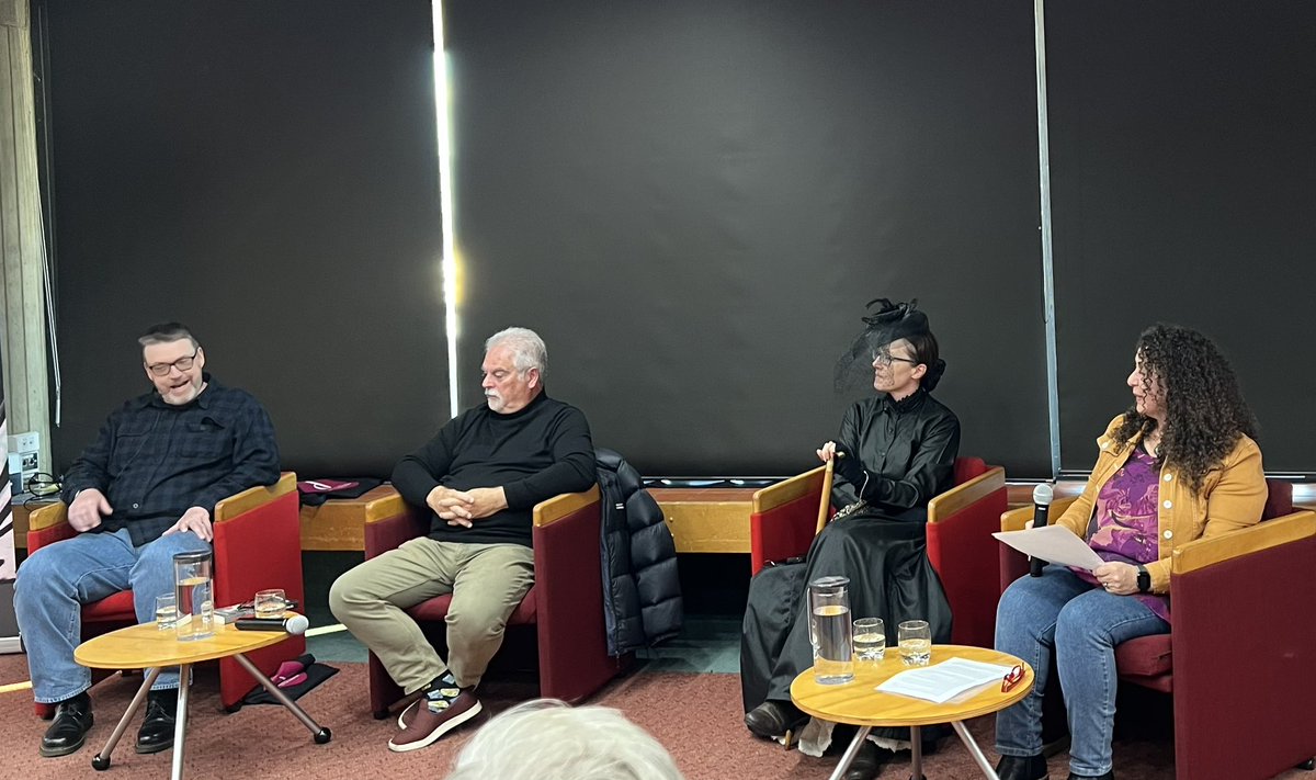 It was Deadly in Dunedin last night, with the fabulous @vandasymon, @LiamMcIlvanney, Paul Knowles & @KuraCarpenter. 🔪😱🩸 Thanks @dnlibraries & @ngaiomarshaward! @acityofstories #DunnerStunner #yeahnoir #mysteryinthelibrary