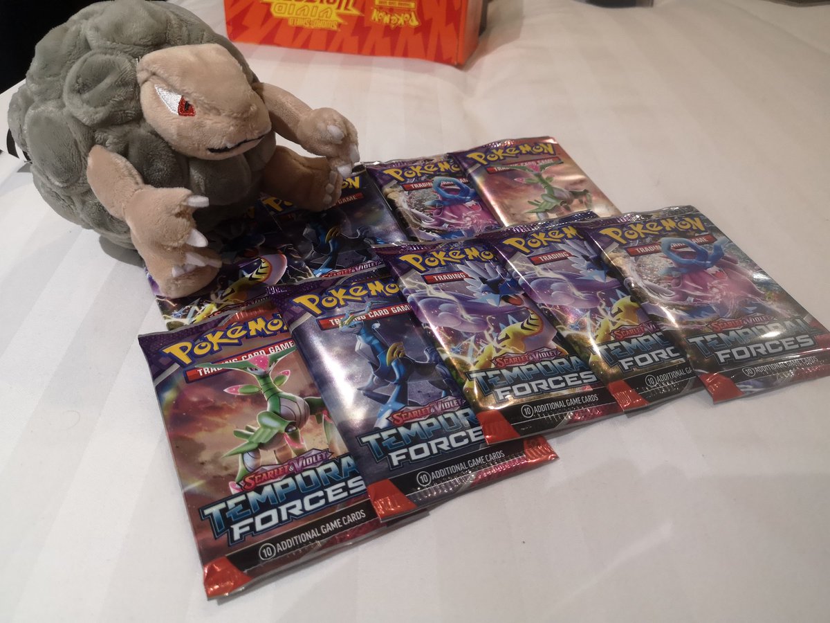 Won the Pokemon Stadium Minigame tournament at the EU Championships. Was not expecting this many boosters, but Golem and I take those 😂❤️