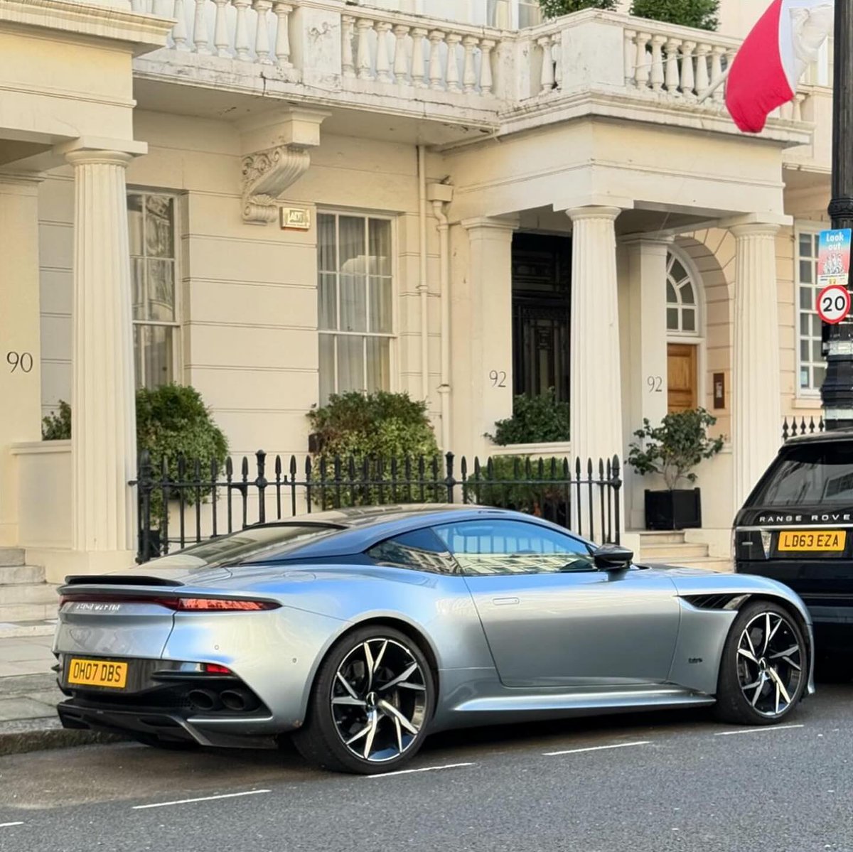 Aston Martin DBS Superleggera
📸 @carbrochure
#astonmartin #dbs #dbssuperleggera #astonmartindbssuperleggera