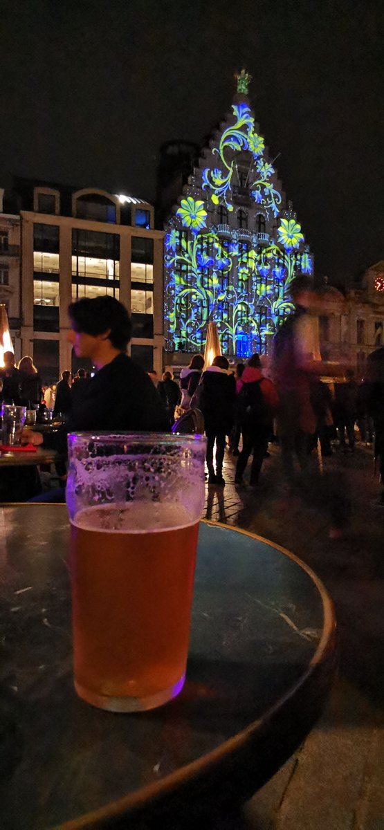 Biere et video mapping a Lille. Bon week end 🍻