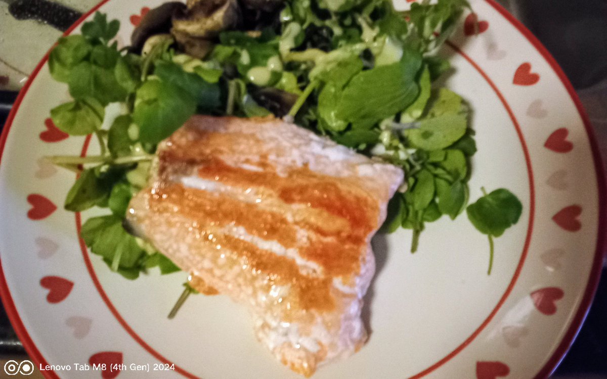 #FishFriday #Salmon #watercress #salad 😀 no chips #eatwell #protein #omega3 good for me ☺️