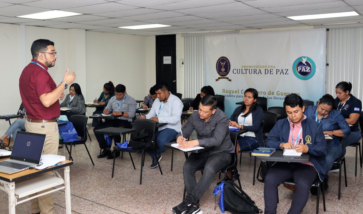 PDDHElSalvador's tweet photo. Como parte del trabajo que realiza la #ProcuradoraDDHH @RaqueldeGuevara, #AdjuntaNiñez, Rosa Elena Ramos y su equipo técnico, desarrolló una jornada sobre marco normativo de Derechos Humanos y Derechos #PrimeraInfancia, #Niñez y #Adolescencia, para Educadoras y Educadores #PDDH. https://t.co/7zuP7dh9i9
