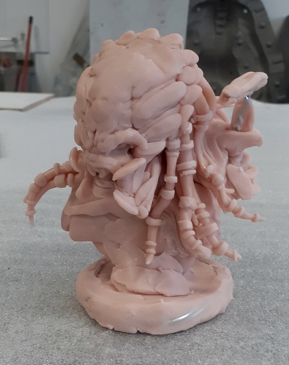 Continuing the elder predator maquette (15cm tall) in Metamorphoses (Make-Up & SFX) studios.
From Stan Winston School of Character Arts concepts and from the predator2 movie predator concept.
No tools.
#predator #stanwinstonstudio #maquette #armaturewire #notools