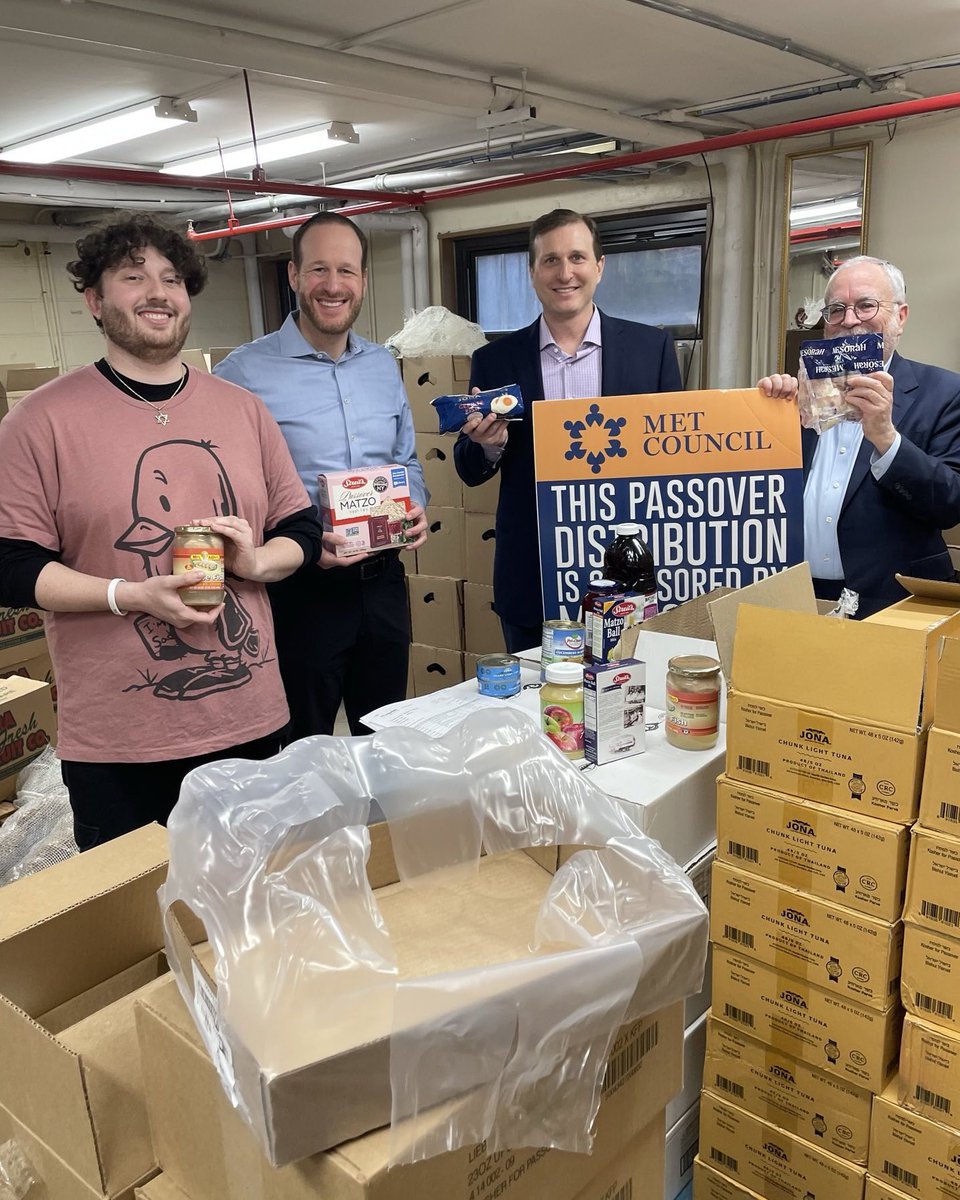 As food insecure NYers observe religious holidays while struggling to make ends meet, the cutting edge @MetCouncil food pantry – created by @NYCGreenfield – is a model for all food security organizations. I was honored to join UJC to help prepare Passover meals for the LES.