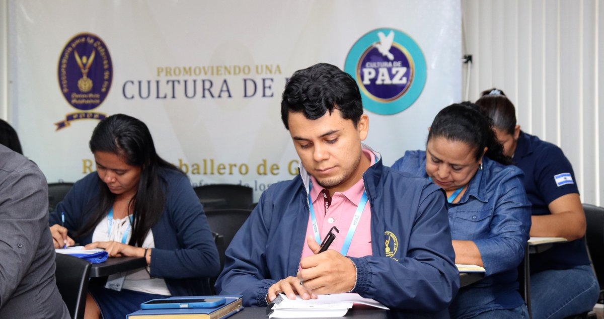 PDDHElSalvador's tweet photo. Asimismo, la #AdjuntaMedioAmbiente, Rosa Sandoval, instruyó al personal educador sobre el trabajo específico que desarrolla la #PDDH, en materia de Derecho Humano al Medio Ambiente, en beneficio de la ciudadanía.
#ProcuradoraDDHH @RaqueldeGuevara Construyendo #CulturaDePaz https://t.co/1LrcsRYV4Z
