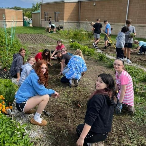 .@MrsColarik's efforts at Madison MS helped start a school garden and students are learning about healthy ways to fuel their bodies. 300 students have prepared, planted, harvested, and jarred salsa using the crops. 🍅🧅🌶️ #TeachersHonoringTeachers Read: bit.ly/4aFNXzE