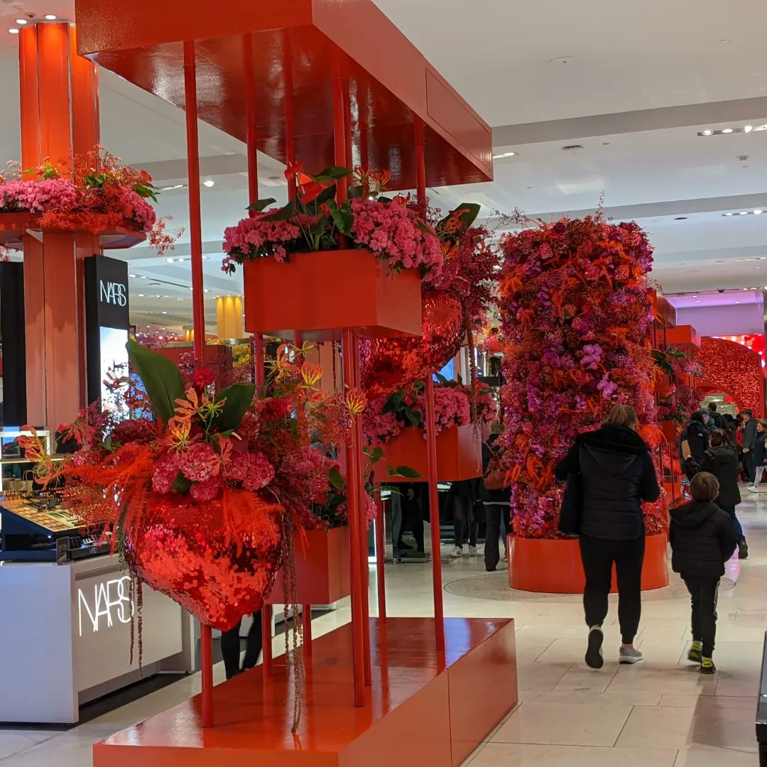 vidcat's tweet photo. @Macys flower show 2024 #macysflowershow @flowers #roses #red https://t.co/OpsEHNvVCh