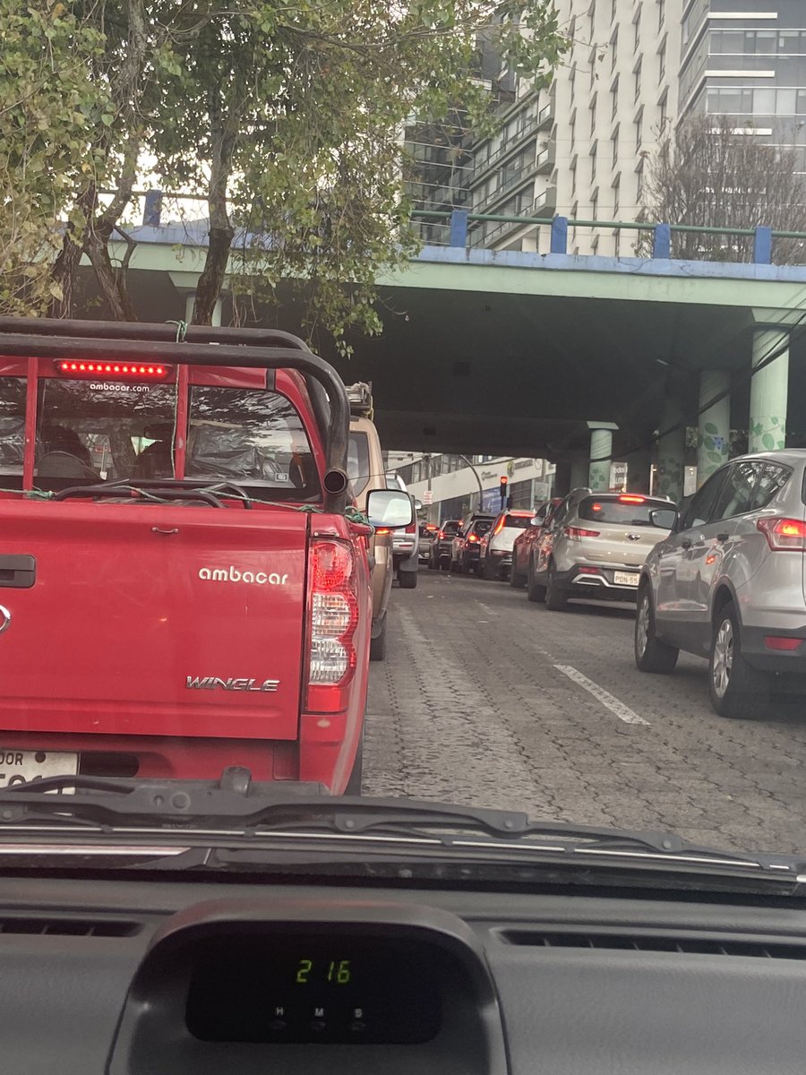 anapborja's tweet photo. Señores @amt por favor revisar la sincronización de los semáforos de la Carvajal, subida al Bosque !! Es terrible el tráfico! Entre 5 y 7 cambios para subir desde la calle A a la Alonso de Torres https://t.co/OCebwzROZ8
