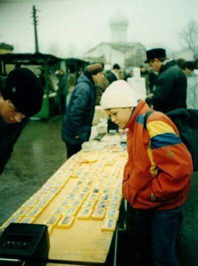 1990'lar, pazarda atari kasetlerine bakan bir çocuk.