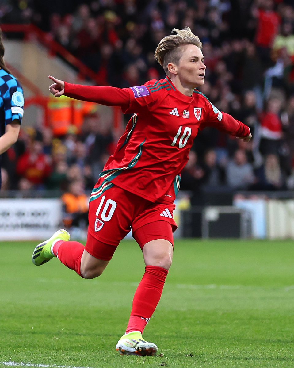 🏴󠁧󠁢󠁷󠁬󠁳󠁿 @JessFishlock at the double ⚽️⚽️ #WEURO2025