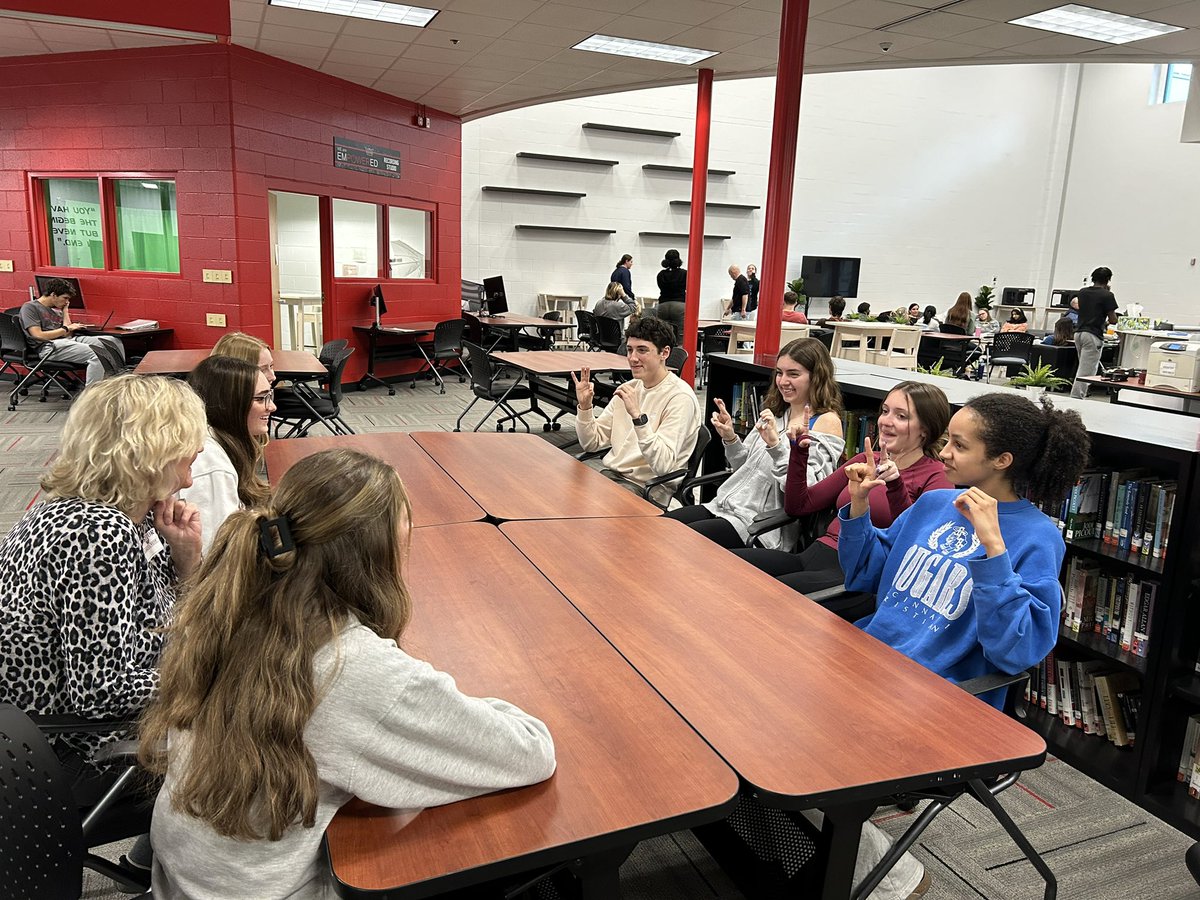 CincyASLJess's tweet photo. @KnicolASL @FelWaldock @ASLMMCOR @AMyerTeach @FirebirdTweets #whyWEsign @CinStateCollege #ASL Live Lab.
Spring 2024 🤟🏽 https://t.co/ezORFeJHqU