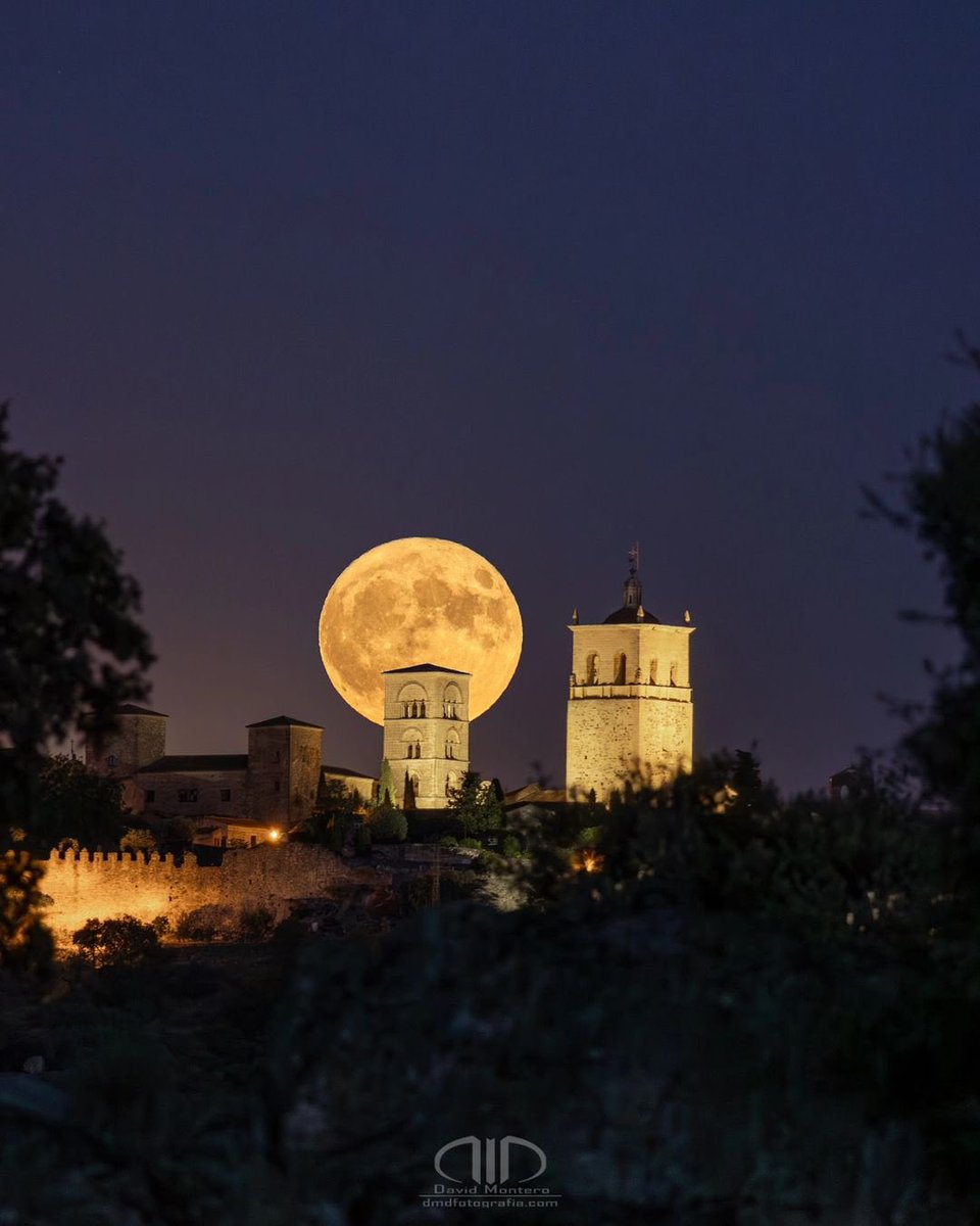 ¡Buenas noches, #igers! Magníficas vistas de la luna y la Iglesia de Santa Maria la Mayor de #Trujillo ✨💫🌟 📸 foto de @lebiakhon Gracias por compartir todos vuestros momentos en #Igersspain