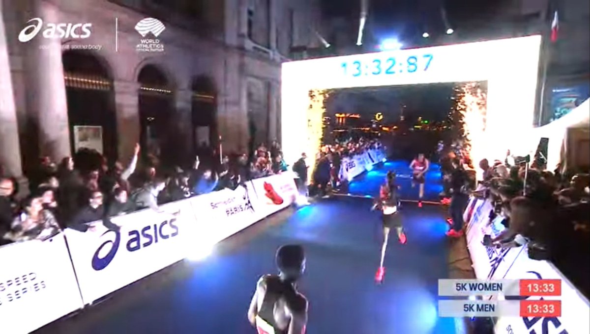 [5K Paris #ASICSFestivalOfRunning] @adelmechaal 👉1️⃣3️⃣:3️⃣3️⃣ (temps oficiós) 🔹️3r classificat 🥉 🔹️PB en ruta