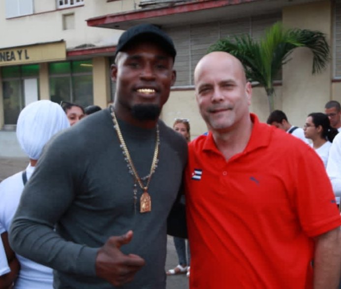 Cuando te encuentras con un campeón en la calle. #Cuba #CDRCuba #JulioCesarLaCruz #SomosDelBarrio
