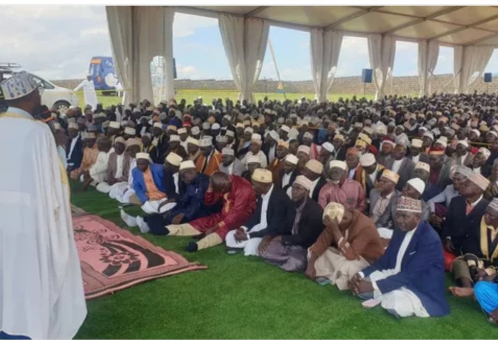 sh48257's tweet image. Kyabazinga and Inhebantu have today hosted moslims to special Juma prayers at Igenge palace. #Kadaga #BusogaTourism @KingNadiopeIV Homosexuality Kyagulanyi Andrew Mwenda Mufumbiro National ID