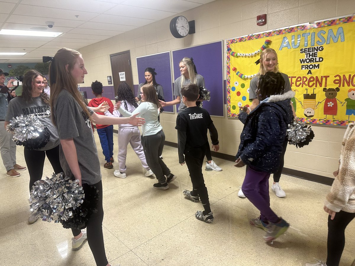 PHSN_Cheer's tweet image. Pick North Senior cheerleaders got to join Violet Elementary Pep Rally to get students excited for State testing next week 🌸🐾@PNAthletics