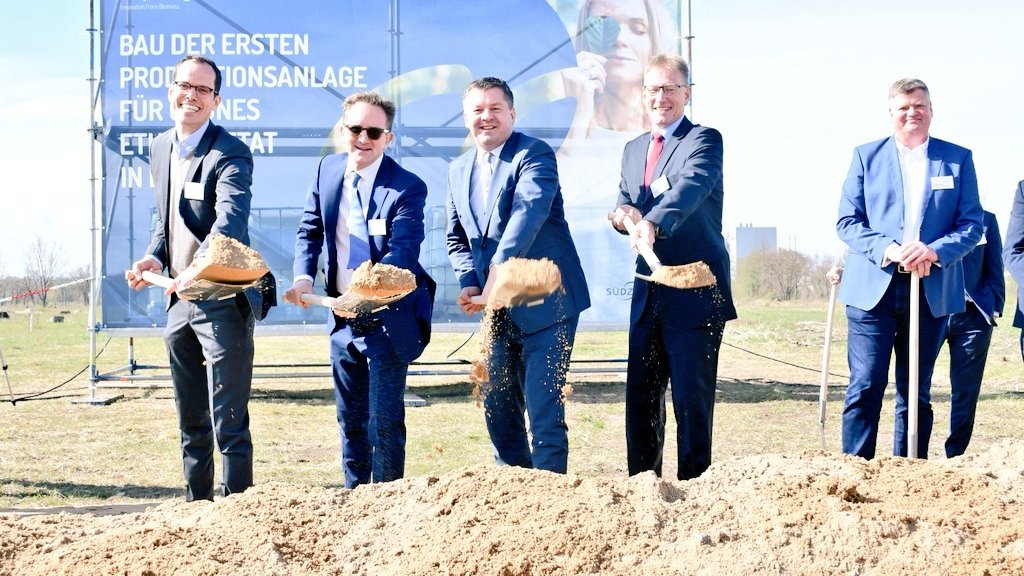 Europaweit einzigartiges Projekt für unsere Industrie und die Zukunft #SachsenAnhalt|s 50.000 Tonnen Ethylacetat jährlich werden produziert, ein wichtiger Bestandteil für Pharma- und Kosmetikindustrie. Betreiber Crop Energies beschreitet damit europaweit neue Wege. (2/2)