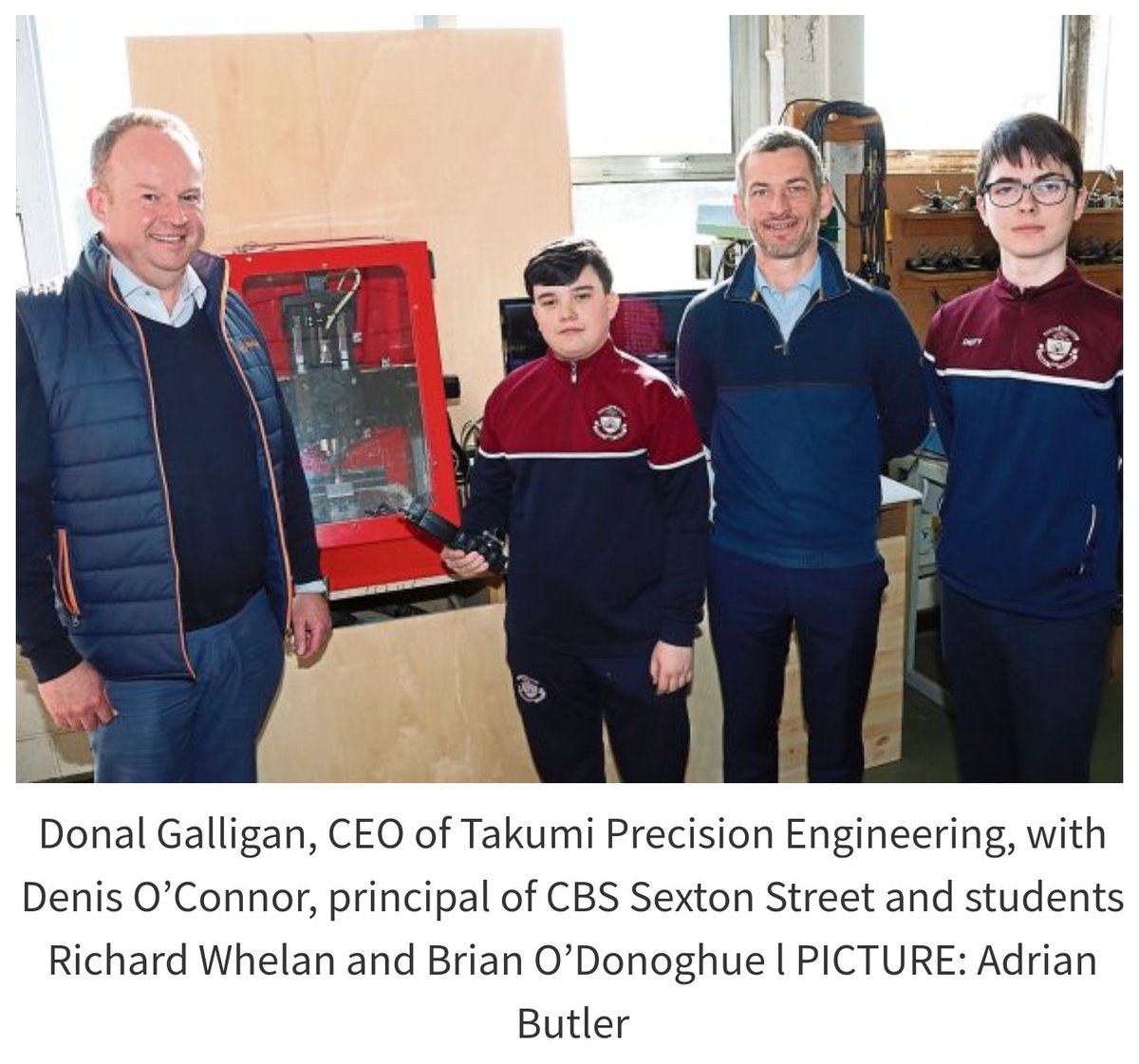 Students in Coláiste Mhichíl will be able to experiment & learn from some state-of-the-art engineering gear thanks to a donation from Takumi Precision Engineering. 📷 Donal Galligan, CEO of Takumi Precision Engineering, with Denis O’Connor, principal & students @Limerick_Leader