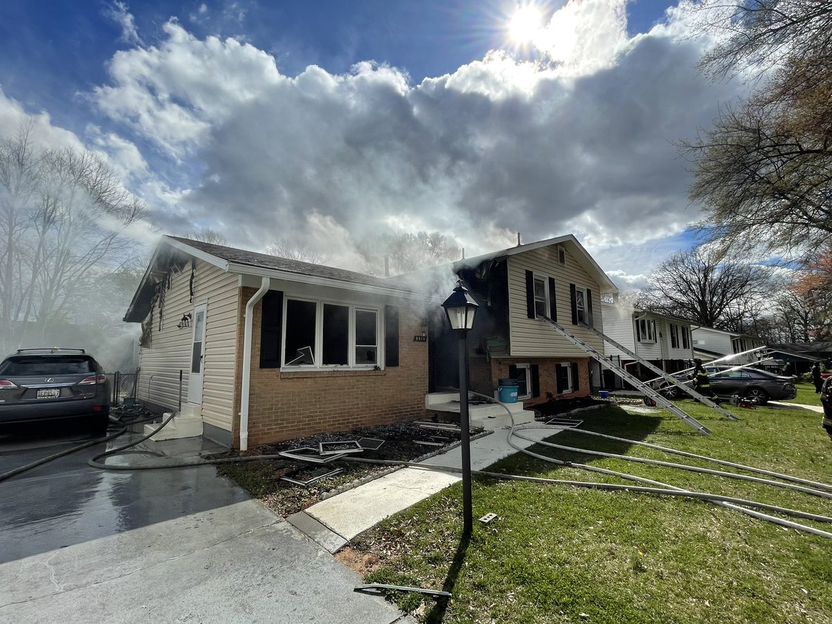 PGFDNews's tweet image. 3:28pm Working Fire Dispatch, 8900 block of Walkerton Dr in Lanham. PGFD units on scene of 2-story split-level single family home w/smoke showing. Fire is out, searches negative. Fire Investigators on scene.