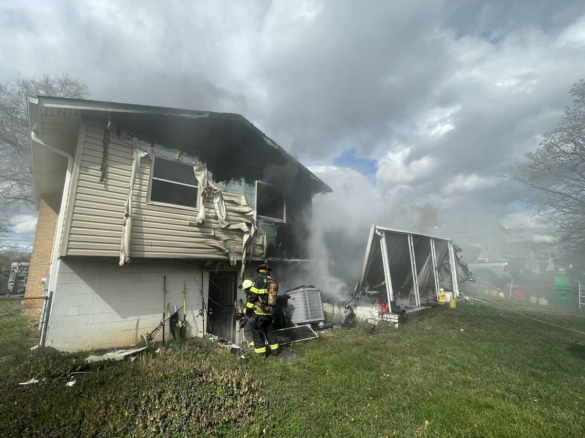 PGFDNews's tweet image. 3:28pm Working Fire Dispatch, 8900 block of Walkerton Dr in Lanham. PGFD units on scene of 2-story split-level single family home w/smoke showing. Fire is out, searches negative. Fire Investigators on scene.