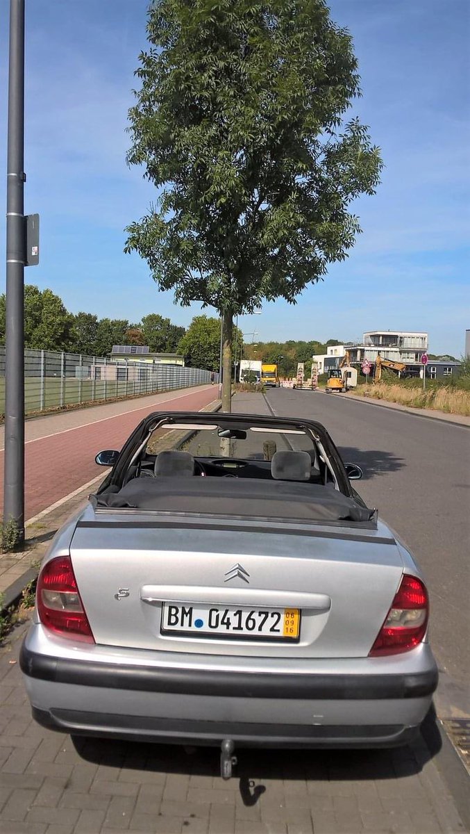 Lescylindrescom's tweet image. Citroën n’a pas commercialisé la C5 C-Airscape ? Pourquoi ne faire vous-même votre C5 C-Tronçonner à la maison ?