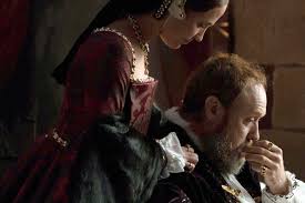 J'ai vu #LeJeudelareine aujourd'hui. Un film illustrant les jeux de pouvoirs menés par Catherine Parr, la dernière épouse d'Henri VIII. Seule à lui avoir survécu, elle a su déjouer bien des pièges grâce à son intelligence. La vie des femmes au 16ᵉ siècle y paraît peu enviable😨.