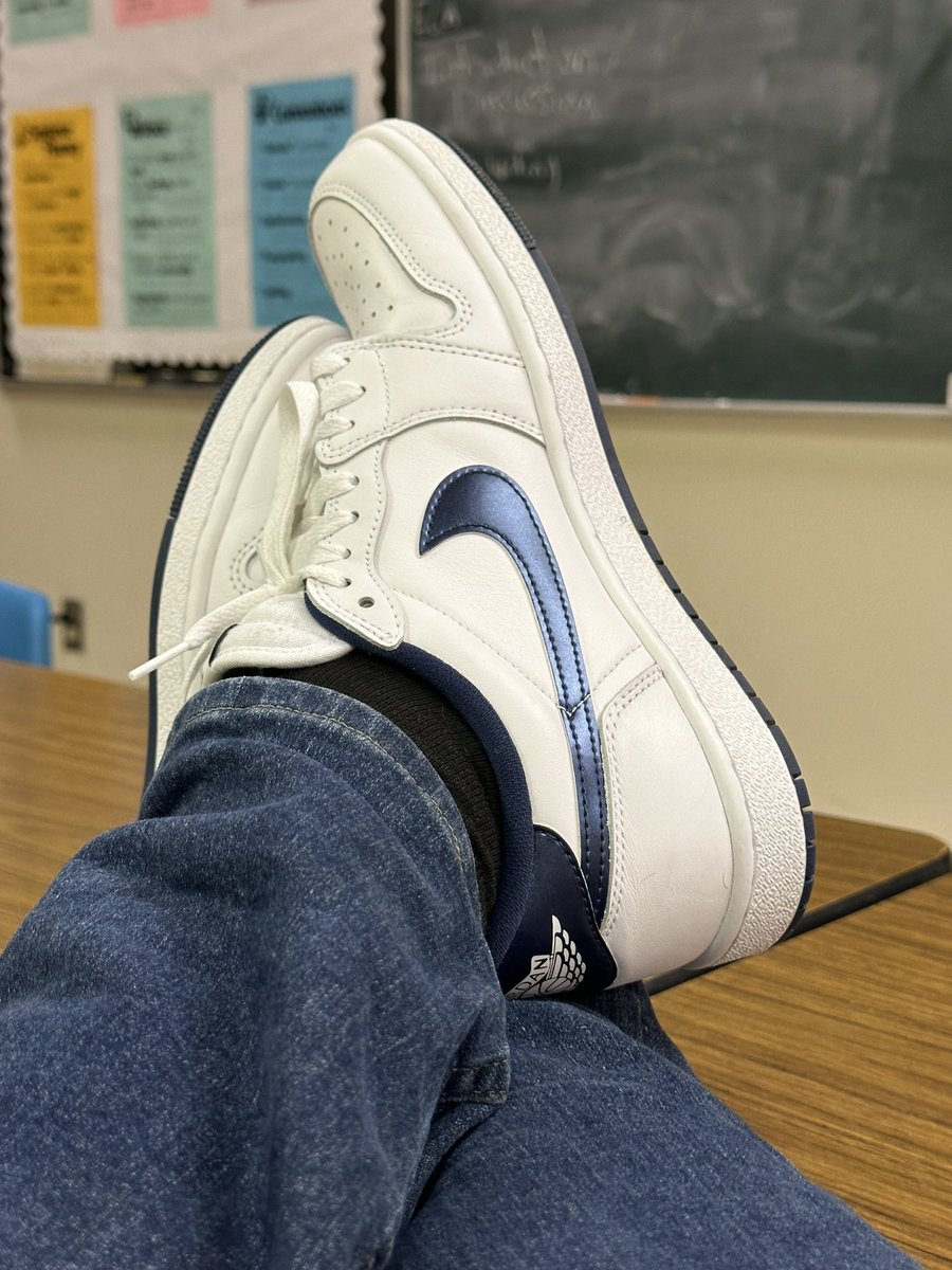 Happy Friday, everybody! Hopefully it was good for you all, and that the weekend is even better. (Air Jordan 1 Low ‘85, Metallic Blue colorway) #KOTD #yoursneakersaredope @Nike @nikestore @Jumpman23