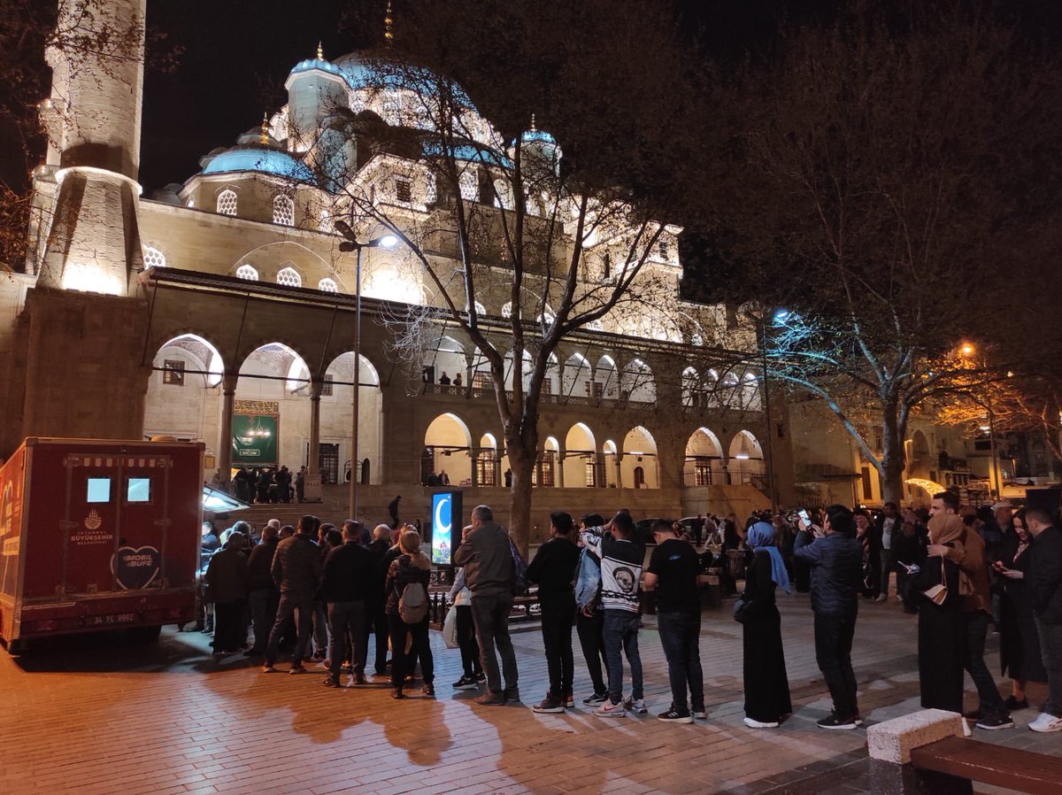 İBB, Kadir Gecesi'nde vatandaşlara kandil simiti dağıttı.