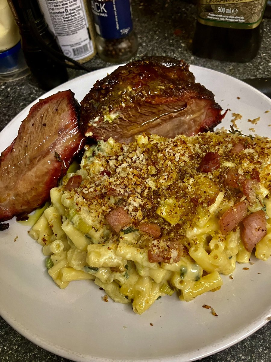 Mac’n’cheese and slow cooked beef short ribs on the BBQ. Panko and bacon crumb on top. Beef short ribs from The Ploughman's Farm Shop. #beefribs #lownslow #BBQ #weberkettle