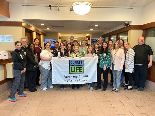 New England Donor Services joined Baystate Franklin Medical Center to raise the Donate Life flag in honor of #DonateLifeMonth. 💙💚 Thank you @Baystate_Health for all you do to support donation!