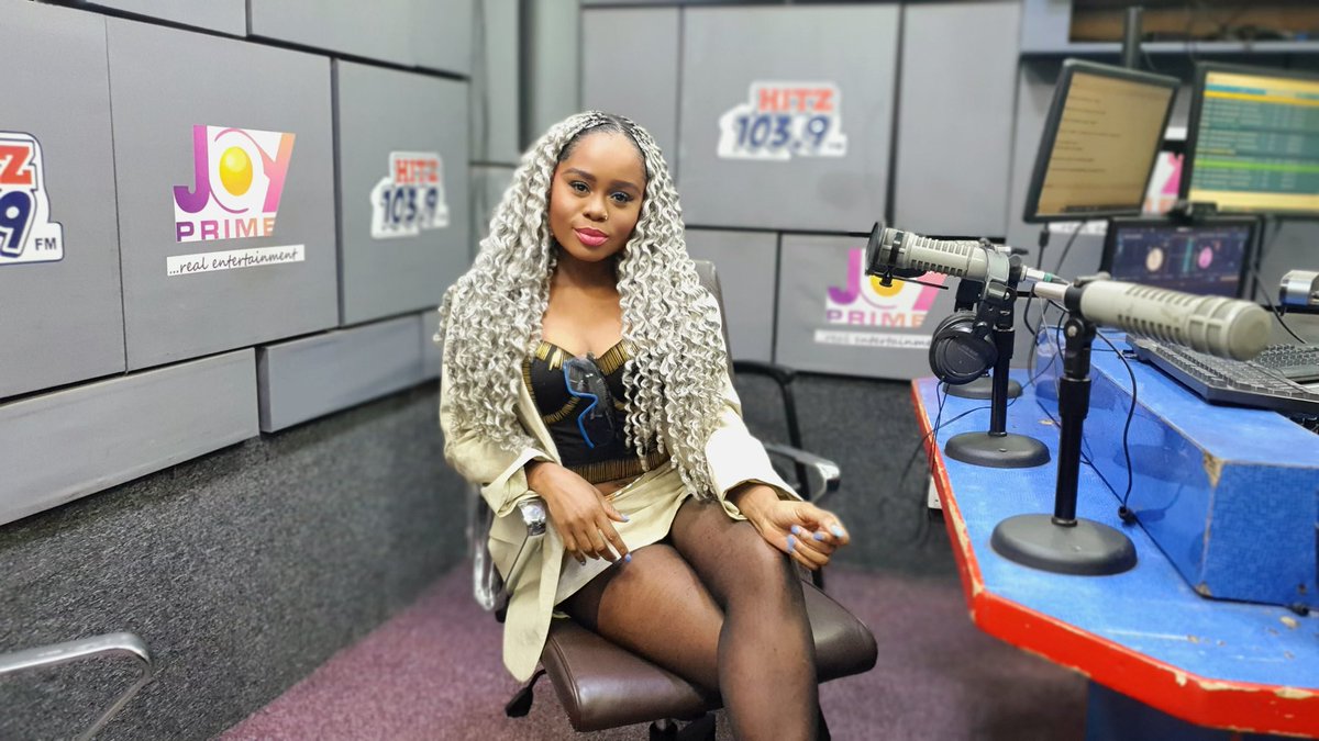 Maddymaznaz's tweet image. Today on @Hitz1039FM with @DoreenAvio 🙌🏾🙌🏾🔥💫❤️❤️  #2tracksoutnow #telemor #singforyoubaba #OOTD #pout #mediatour #maznaz
