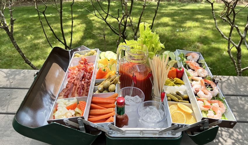 Spruce up your next happy hour with a 'Snackle Box'! Transform any of your old tool or fishing boxes into the perfect snack box. Here's how: gorving.com/tips-inspirati… #GoRVing #FoodieFriday #SnackleBox #Travel